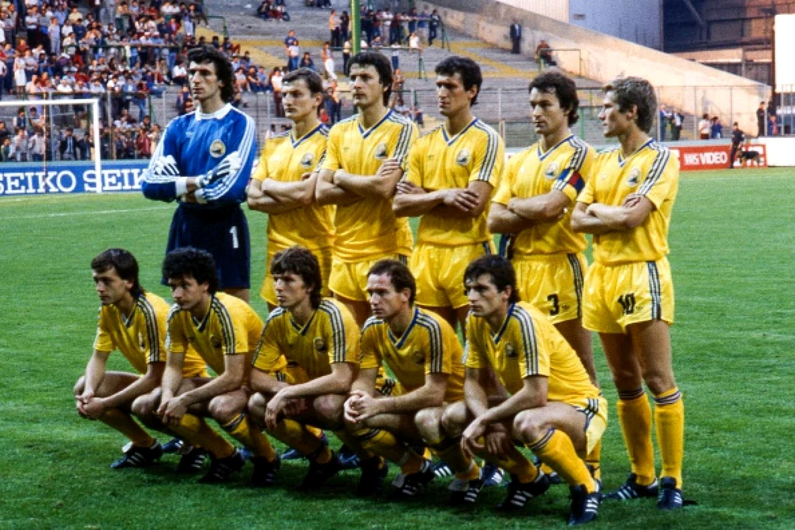 Echipa de start a României la primul meci de la EURO, cel cu Spania: Lung, Coraş, Iorgulescu, Cămătaru, Ştefănescu Boloni (rândul de sus), Gabor, Rednic, Dragnea, Ungureanu şi Klein (rândul de jos) FOTO Getty Images