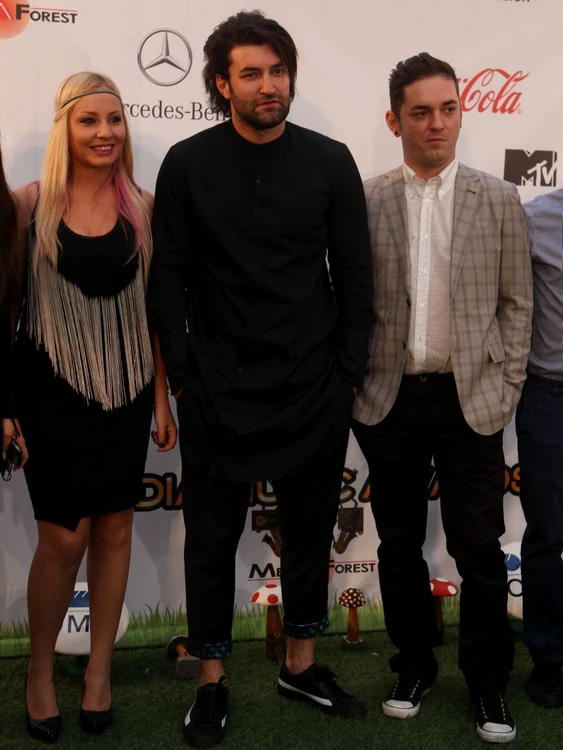 Smiley a venit într-o bluză şi o pereche de pantaloni negre la MMA2015
