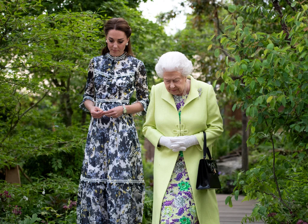 Regina și ducii de Cambridge au petrecut ore întregi în grădina din ChelseaFoto: Getty