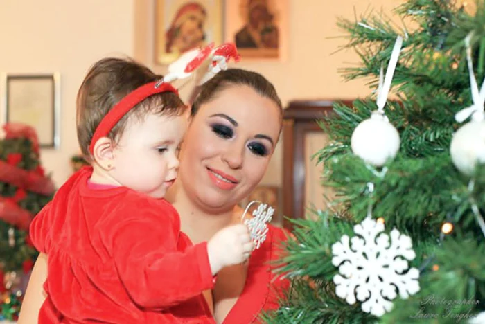 Micuţa Izabela, precum şi mămica ei, vor purta pe cap, la petrecere, o bentiţă cu urechi de Minnie Mouse Foto Arhivă Personală