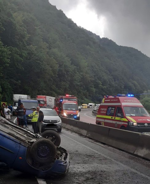 Trafic blocat pe Valea Oltului de o mașină răsturnată pe carosabil. Trei persoane au ajuns la spital 
