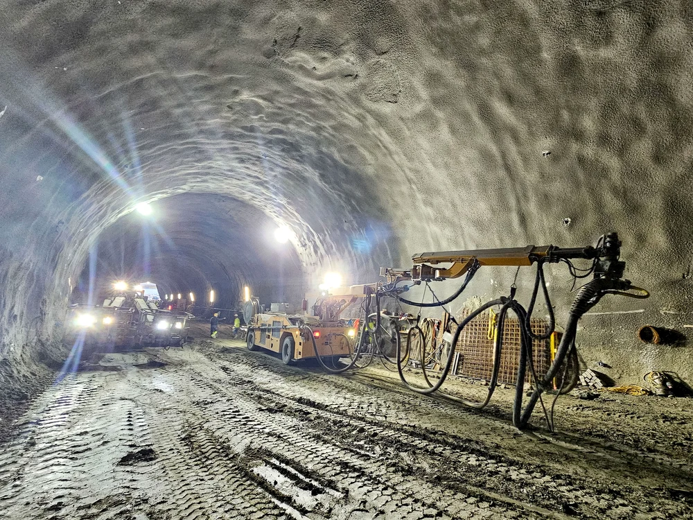 Imagine cu șantierul unde se construiește tunelul / foto: interesargesean