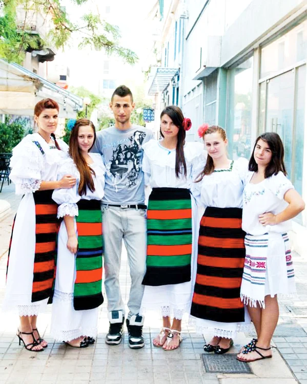 Daniel Scarlat (25 ani) promovează tradiţiile româneşti în Grecia