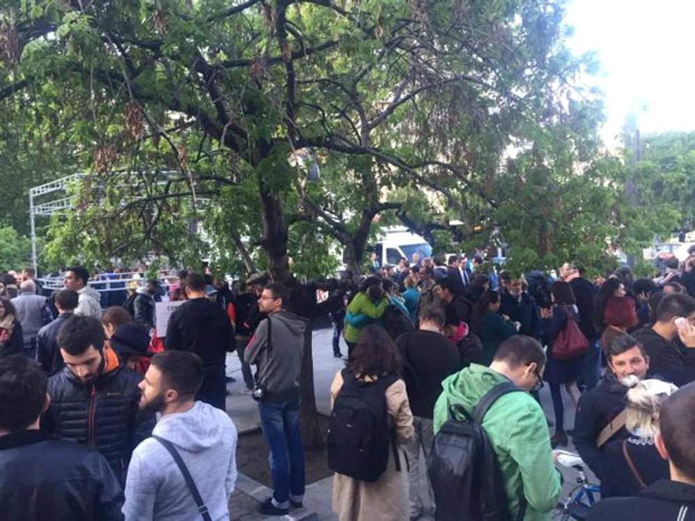 
    Oamenii au ieşit în stradă foto: adevărul.ro  