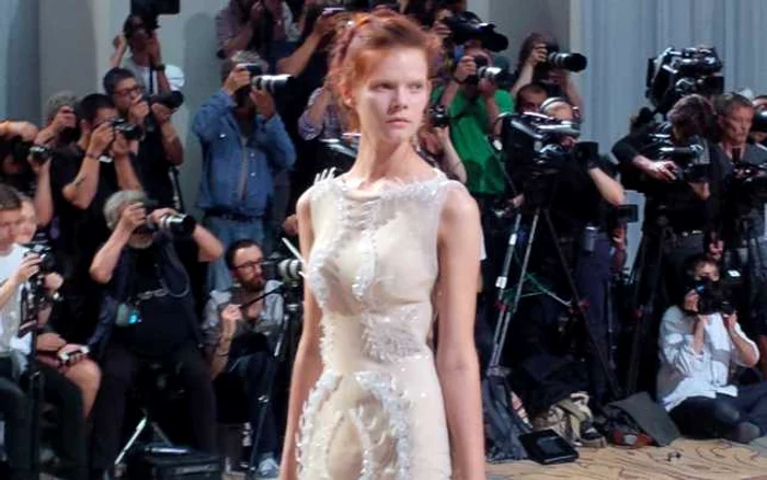 Rochia Iris van Herpen scoasă la imprimanta 3D a fost prezentată la Săptămâna Modei Haute Couture de la Paris FOTO: