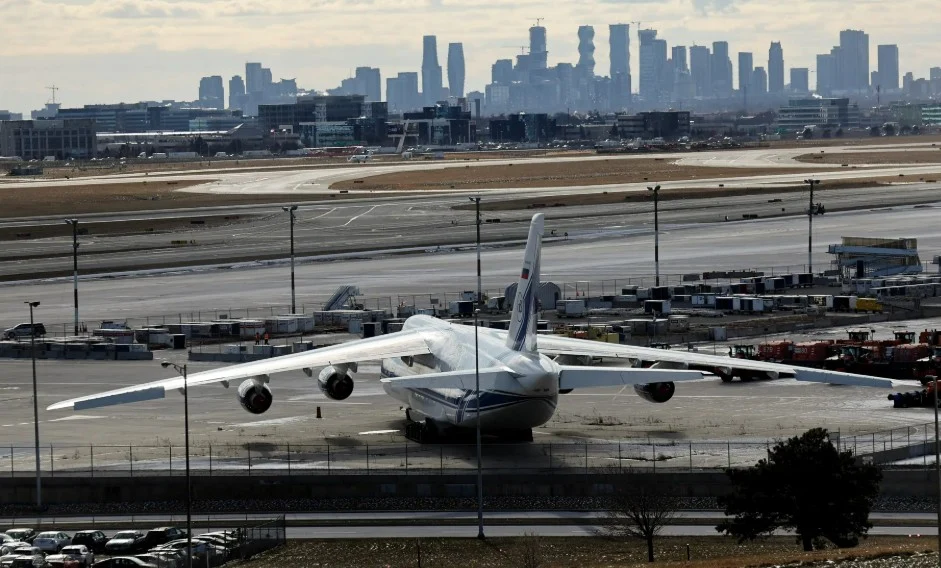 Un Antonov rusesc blocat în Canada: aproape un milion de euro taxe de parcare. Povestea incredibilă a avionului care a stat patru ani pe pistă