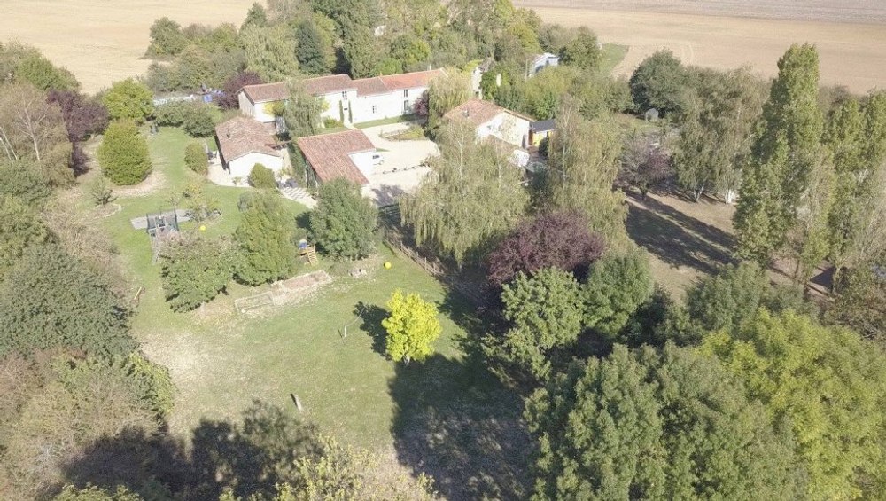 O familie și-a vândut casa și a cumpărat un sat întreg în Franța: „Eram într-o cursă de șobolani și viața trecea pe lângă noi”