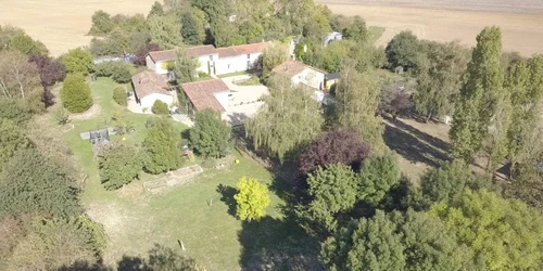 2 soti britanici si au dat demisia au vandut casa au cumparat sat intreg franta 910120 jpg