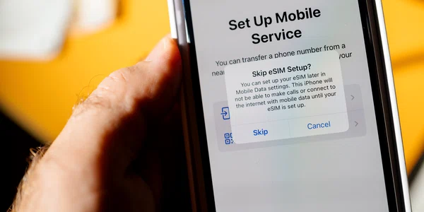 Setare eSIM pe iphone FOTO Shutterstock jpg