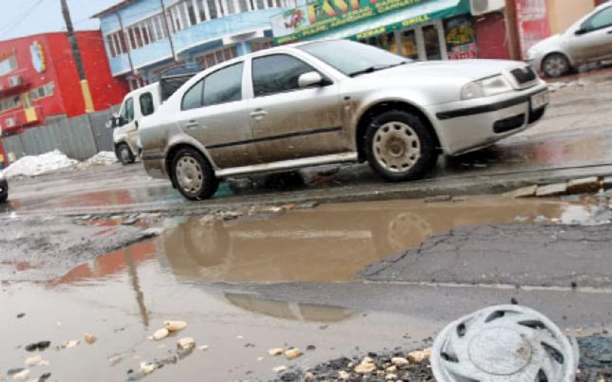 Sarea şi nisipul împrăştiate peste asfaltul vechi au distrus drumurile româneşti, mai ales în zonele urbane 