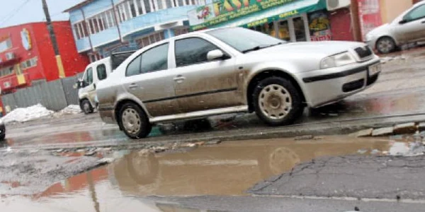 Sarea şi nisipul împrăştiate peste asfaltul vechi au distrus drumurile româneşti, mai ales în zonele urbane 
