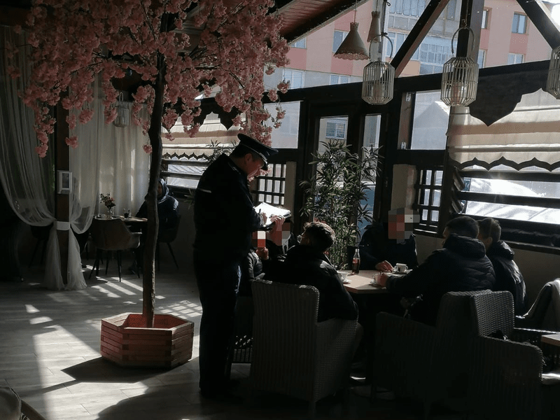 Record de elevi găsiţi prin barurile din Târgu Neamţ, deşi trebuia să fie la cursuri