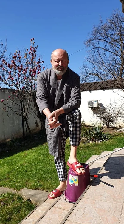 Claudiu Istodor, în pijama, în curtea casei