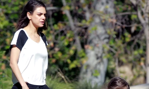 *EXCLUSIVE* Mila Kunis and Ashton Kutcher take their kids to the park in Beverly Hills jpeg