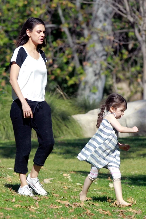 *EXCLUSIVE* Mila Kunis and Ashton Kutcher take their kids to the park in Beverly Hills jpeg