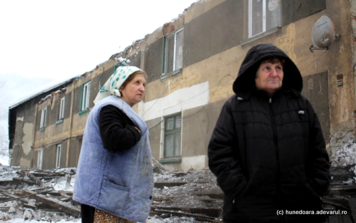 Locatarele blocului cu acoperişul prăbuşit. FOTO: Daniel Guţă, ADEVĂRUL.
