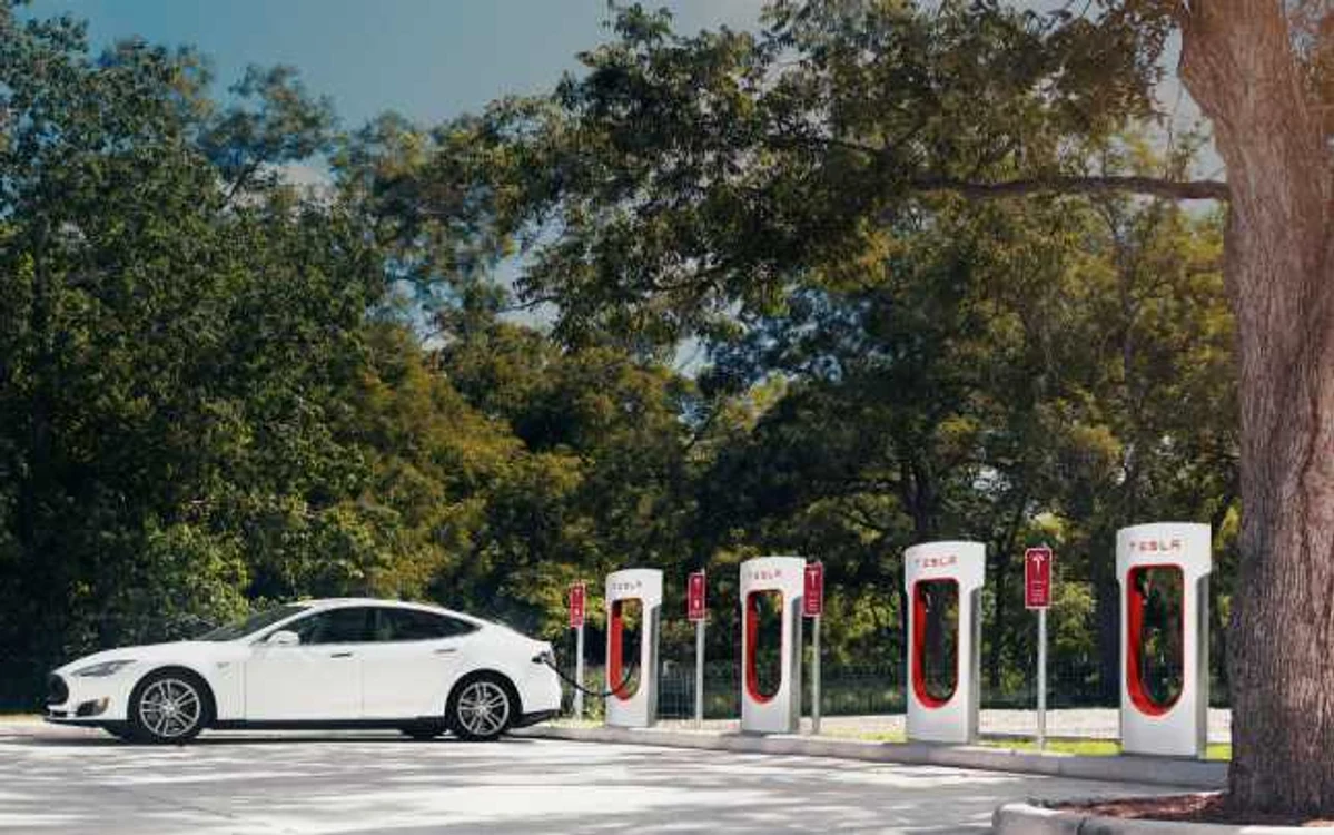 Înlocuirea pompei de benizină cu  priza electrică este mai aproape de noi decât ne-am aştepta