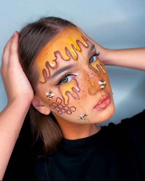 Andreea este extrem de talentată la pictură pe față 