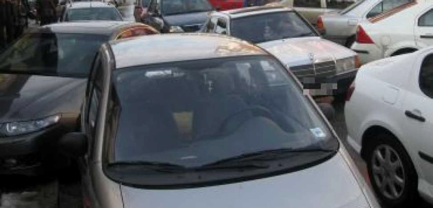 Maşina tamponată a fost abandonată în parcare