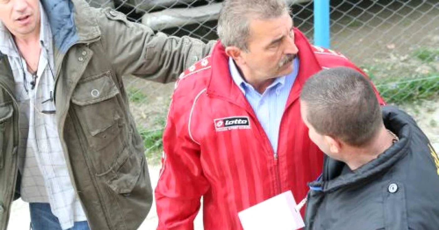Ionuţ Popa este escortat de organizatorii de la Covaci