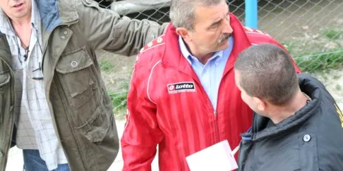 Ionuţ Popa este escortat de organizatorii de la Covaci