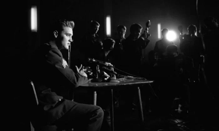 FOTO: De la Regele Elvis la sergentul Presley jpeg