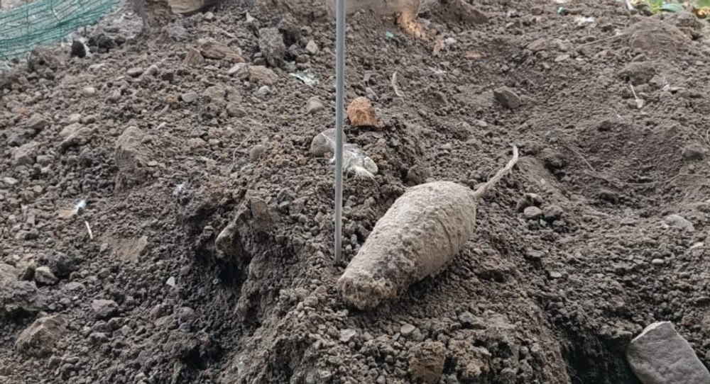 Alertă la Botoșani. Un bărbat a găsit o bombă, în timp ce săpa în grădină 