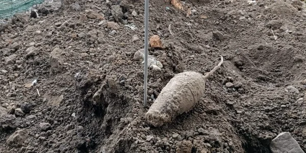 Localnicul s-a speriat teribil când a dat peste bomba neexplodată. FOTO monitorulbt.ro