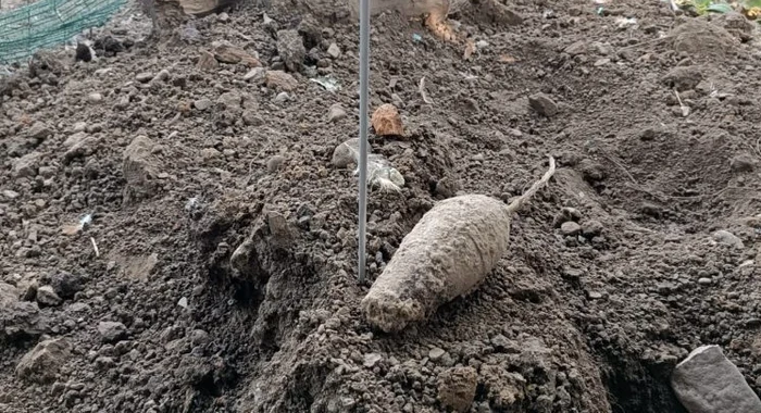 Localnicul s-a speriat teribil când a dat peste bomba neexplodată. FOTO monitorulbt.ro
