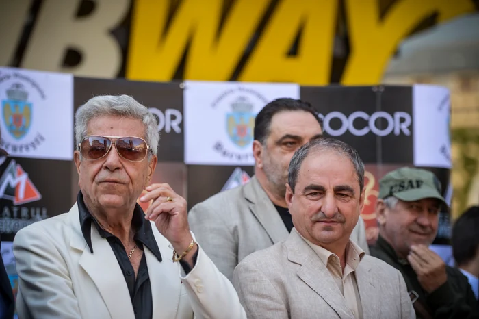 Actorul Vasile Muraru (dreapta) alături de Ion Dichiseanu, în timpul discursului lui Alexandru Arşinel