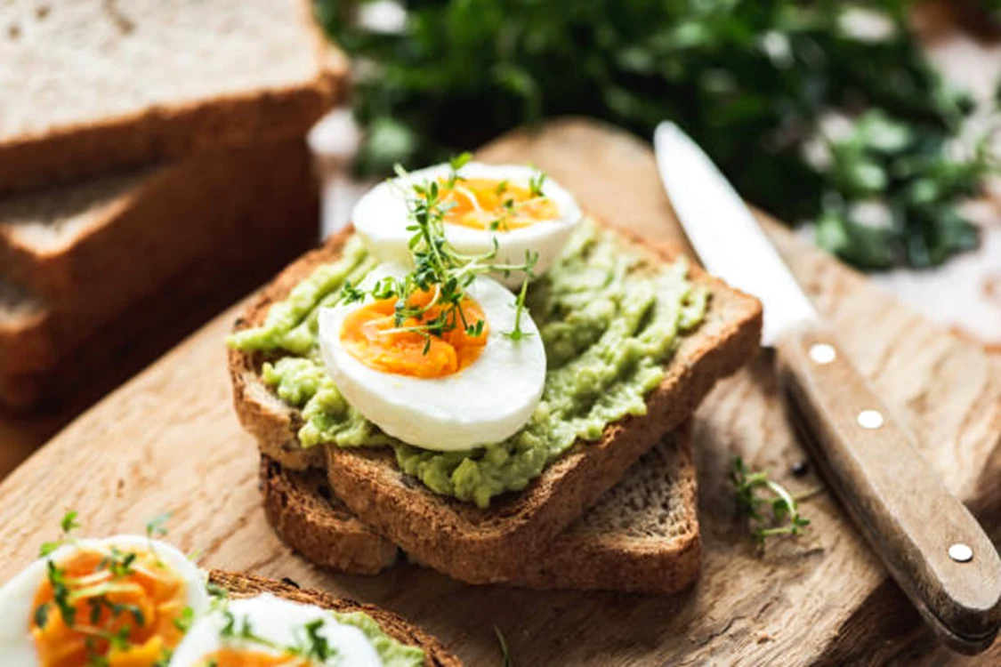 Ce e mai bun pentru colesterol: ovăzul sau avocado toast. Foto: iStock