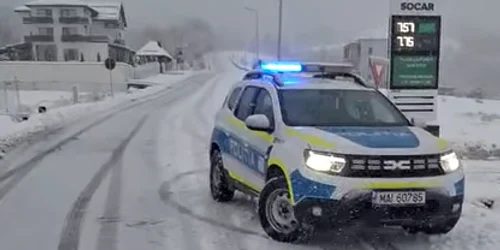 Autospeciala de politie in Gorj, Filtru de poliţie pe drumul către Rânca; în zonă ninge abundent FOTO: Facebook/Simona Simona