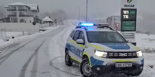 Autospeciala de politie in Gorj, Filtru de poliţie pe drumul către Rânca; în zonă ninge abundent FOTO: Facebook/Simona Simona