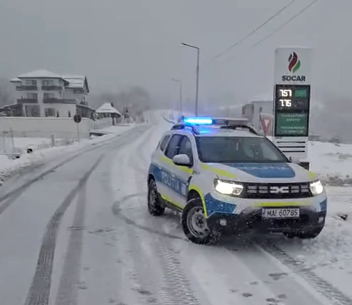 În zonă acționează patru utilaje de deszăpezire. FOTO: Facebook/Simona Simona