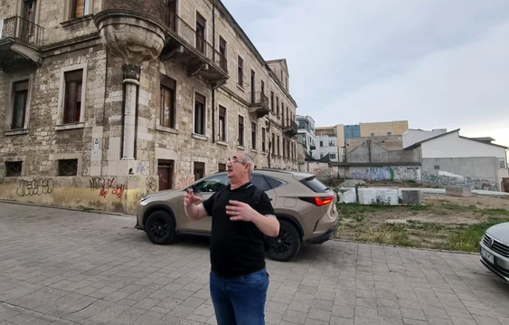 Cristian Cealera, în postura de ghid al orașului vechi FOTO M.I.