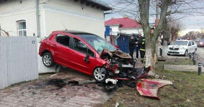 Una dintre maşinile implicate în accidentul de la Balş a fost aruncată din impact într-un copac de pe marginea drumului, şoferul suferind multiple traumatisme FOTO: ISU Olt