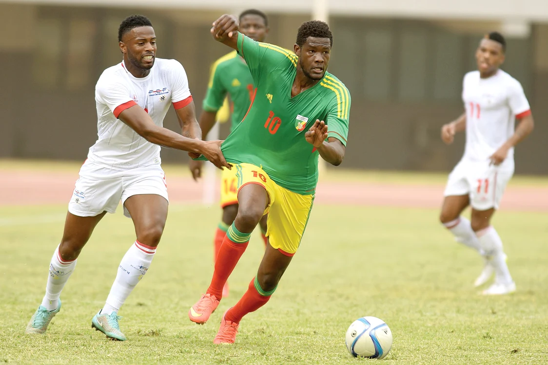 
    Duelul dintre Dore şi Varela ar putea fi repetat la Cupa AfriciiFoto: AFP  