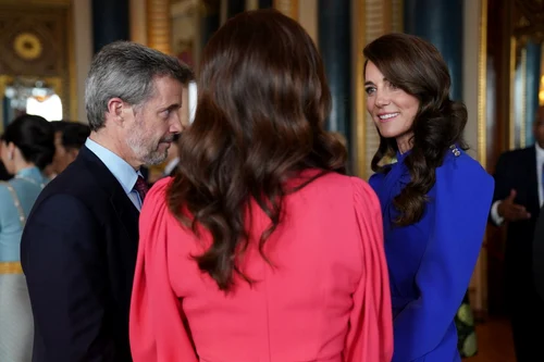 Kate Middleton, de vorbă cu Prințesa Mary și Prințul Frederik, la încoronarea lui Charles, 2023