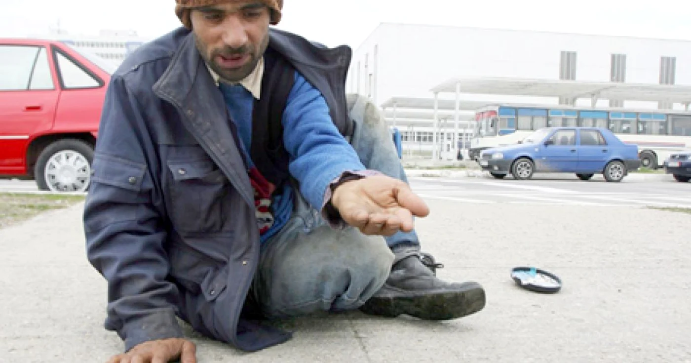 La fiecare colţ de stradă dai peste o persoană care întinde o mână şi cerşeşte un ban
