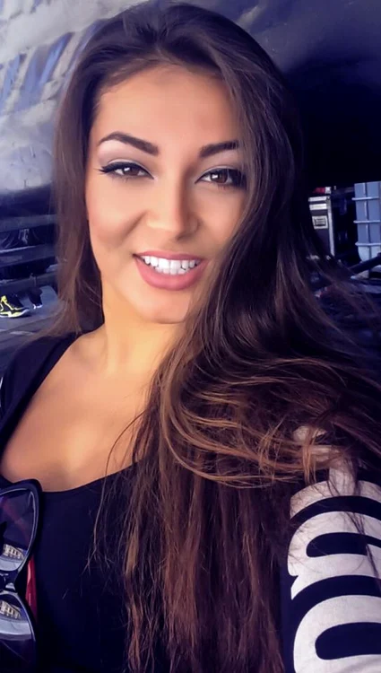 Elena, cu un decolteu... mai ciudatSursă foto: captură Antena1