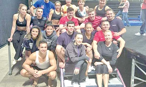 Cătălina Ponor,  alături de Tommy  Ramos, dar şi de  multiplele campioane  Svetlana Boghinskaia, Oksana Şuşovitina  şi Anna Pavlova,  după unul dintre  antrenamentele  din SUA jpeg