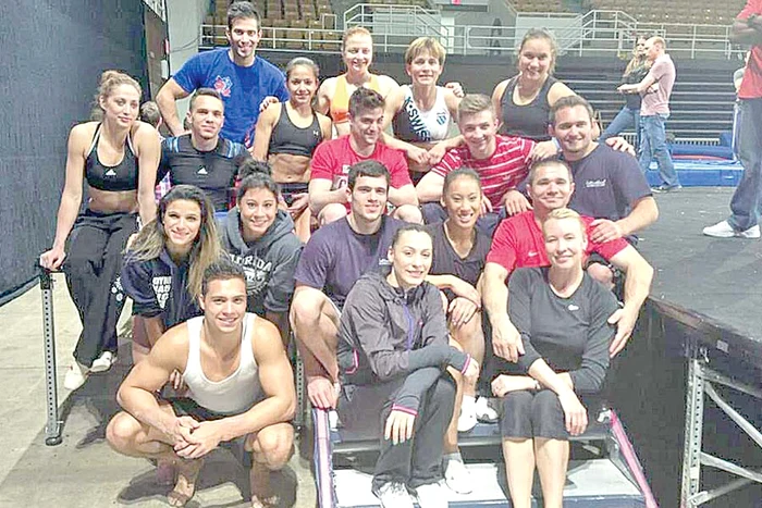 Cătălina Ponor,  alături de Tommy  Ramos, dar şi de  multiplele campioane  Svetlana Boghinskaia, Oksana Şuşovitina  şi Anna Pavlova,  după unul dintre  antrenamentele  din SUA