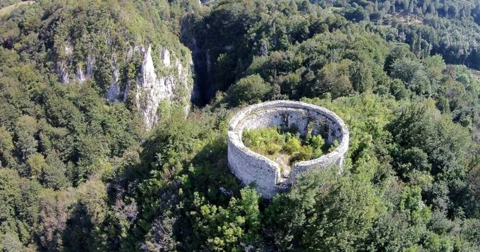 Turnul medieval Crivadia. Foto: Zsolt Deak. Wikipedia