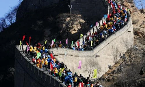 De cele mai multe ori, Marele Zid Chinezesc este acaparat de sute de oameni jpeg