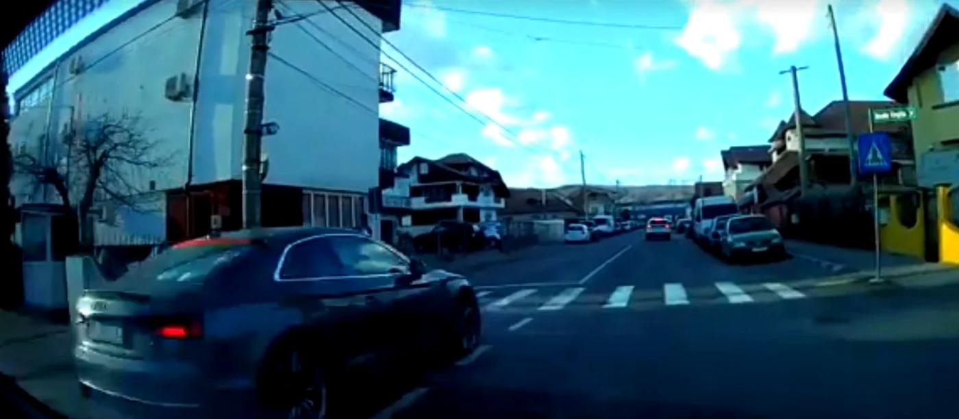 Un tânăr la un pas de a fi spulberat pe o trecere de pietoni din Râmnicu Vâlcea Foto captură video