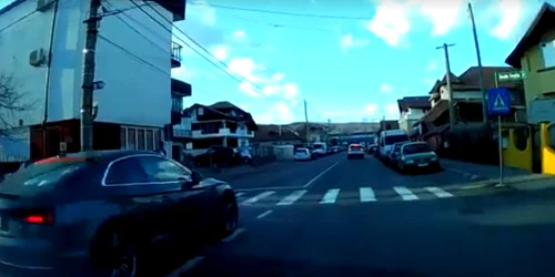 Un tânăr la un pas de a fi spulberat pe o trecere de pietoni din Râmnicu Vâlcea Foto captură video
