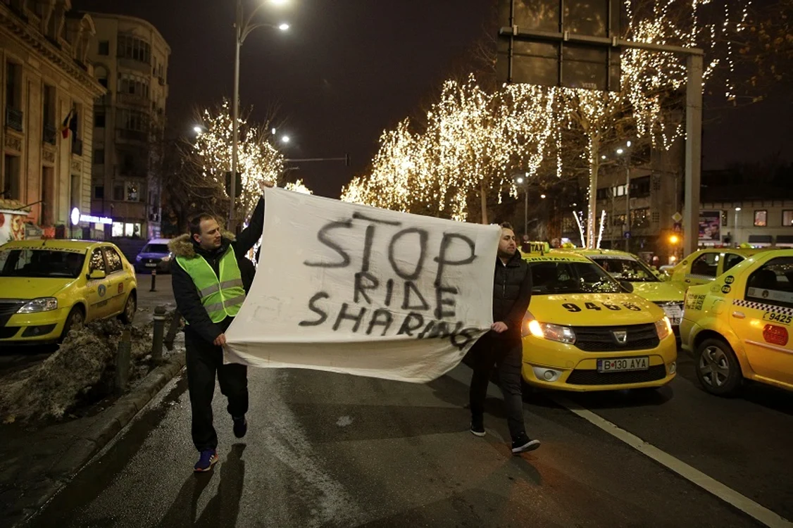 Taximetriştii sunt supăraţi că şi alţi şoferi le fac meseria deşi nu au autorizaţieFoto: Inquam Photos / Octav Ganea