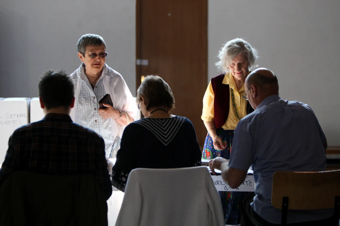 
    La al doilea tur de scrutin vor participa doar candidații care au întrunit același număr de voturi  