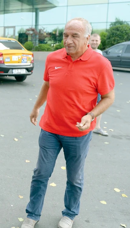 
    Gigi Becali a prezentat  acte prin care a vrut să  arate că el deţine  palmaresul echipei, nu  clubul sportiv al Armatei  