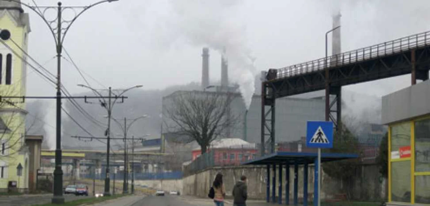 Coşurile au început să împrăştie gaze toxice încă din timpul nopţii, otrăvind în somn plămânii reşiţenilor care locuiesc în zonă
